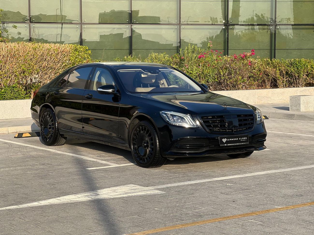 مرسيدس بنز S 560 Std 4.0L (469 HP) 4.0L (469 HP)