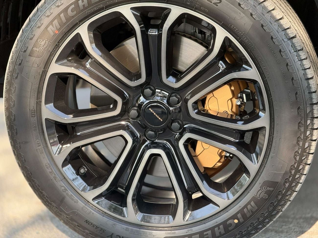 لاند روفر ديفندر GCC SPEC BRAND NEW UNDER WARRANTY AND SERVICE