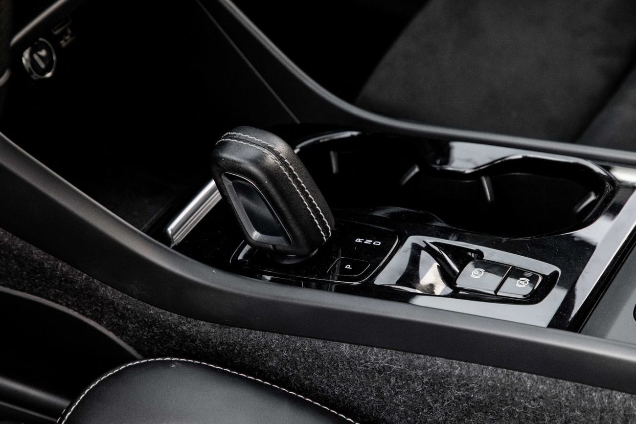 فولفو XC 40 T4 R-DESIGN | 1,860 P.M  | 0% Downpayment | VOLVO SERVICED!