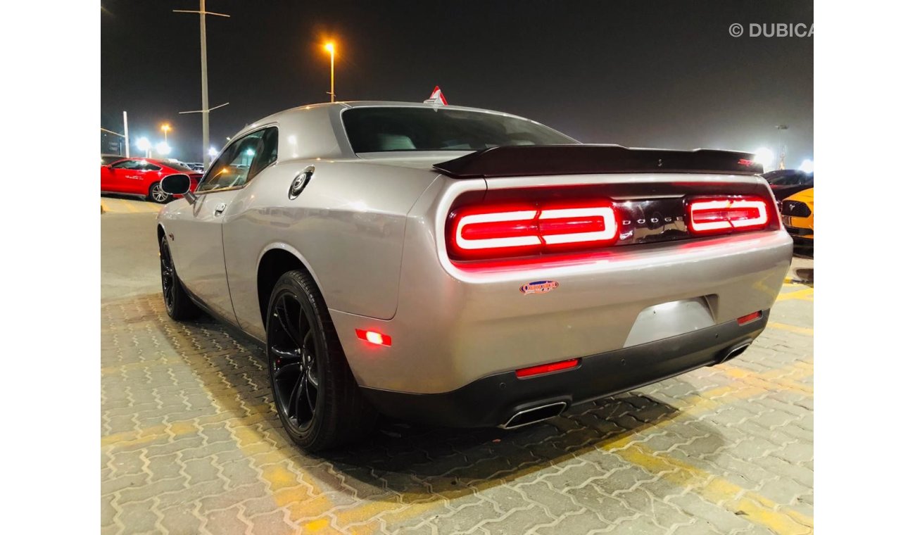 دودج تشالينجر V6 / SRT KIT / SUNROOF / BIG SCREEN / LOW MILES /