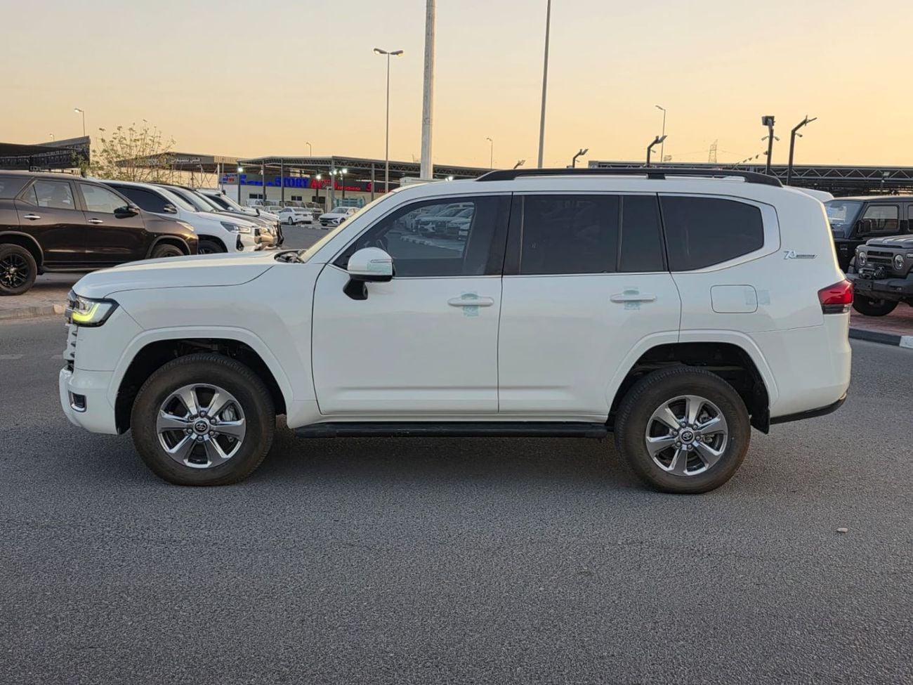 تويوتا لاند كروزر diesel 3.3 liter right hand drive in side beige sunroof leather seats