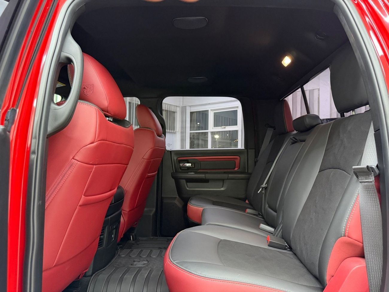 RAM 1500 REBEL Only 8000 km .. Brand new condition .. V8 .. 5,7 L .. HEMI