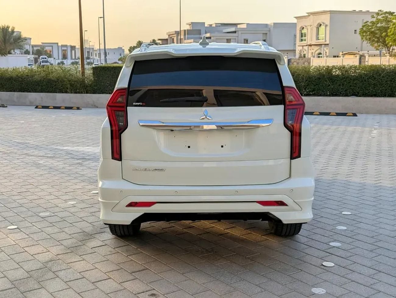 ميتسوبيشي مونتيرو سبورت GLS 4WD Top Line - GCC Specs - Like New!