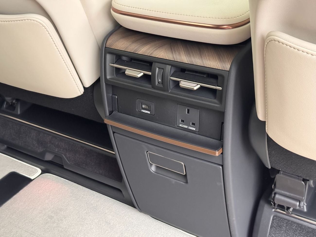 Lexus LM 350h STD (NON GCC) Right Hand Drive