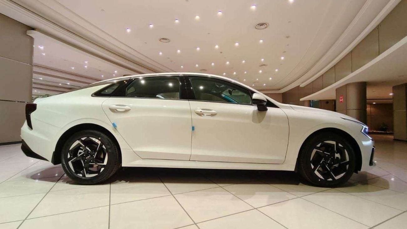 Kia K5 2.5L GDI DOHC, 4-cylinder, Dual CVVT (Euro 4). 5 Seater. 4 Door. FWD