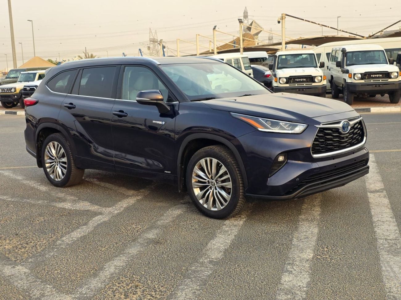 تويوتا هايلاندر Panoramic Roof , 360 camera and Parking sensors