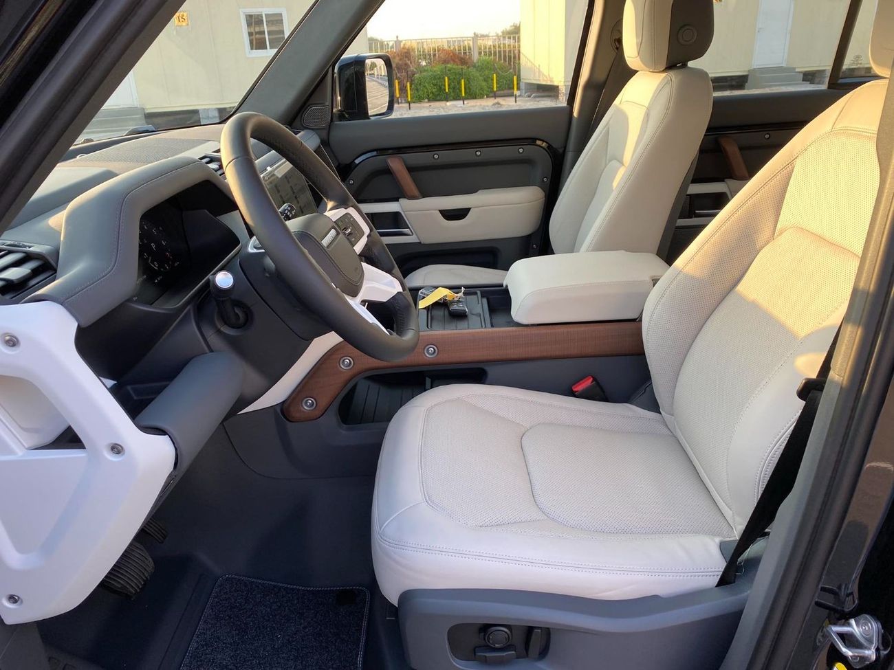 Land Rover Defender BRAND NEW**2024**GCC SPEC UNDER WARRANTY