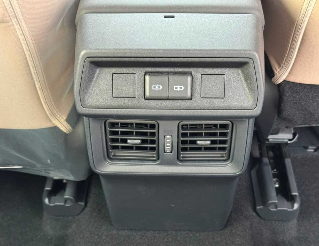 تويوتا راف ٤ LE XLE-G MID OPTION || 2.0L PETROL V4 / SUNROOF / DRIVER PWR SEAT / BIG DVD / REAR CAMERA (CODE # RVPXL