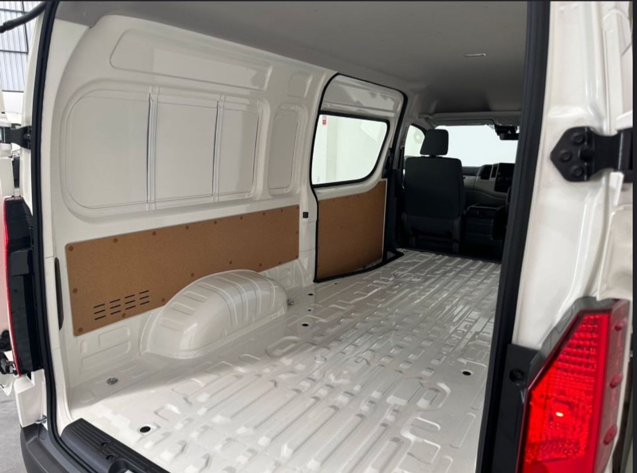 تويوتا هاياس HIACE 2.8 Diesel Automatic SLWB Dual Sliding Doors, Barn Rear Doors