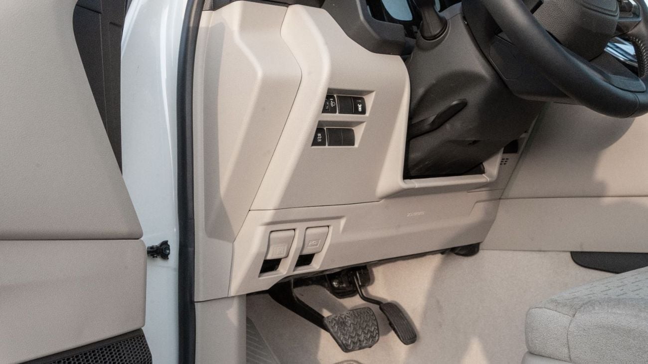 تويوتا لاند كروزر GXR 2026 Toyota Land Cruiser 3.3L AT Diesel (White-Beige) Basic