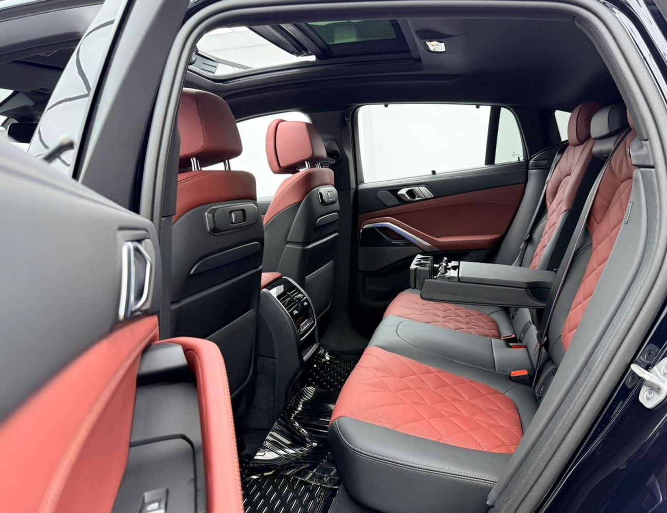 BMW X6 2025 BMW X6 xDrive40i M-Sport PRO, 2029 BMW Warranty + Service Pack, Very Low Km, Fully Loaded, GCC