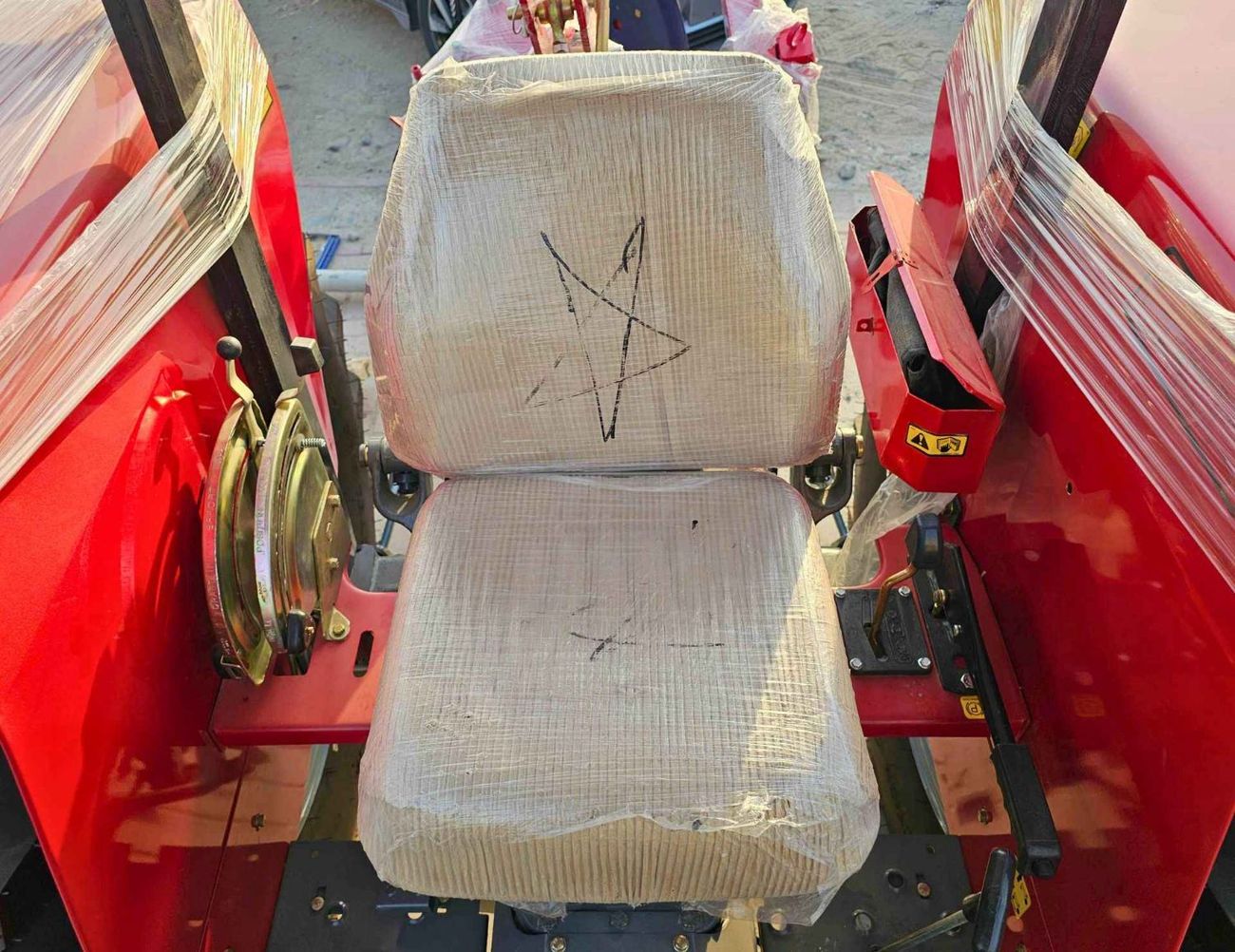 ماسي فيرجوسون 385 TRACTOR / DIESEL / M/T / 4WD / DISC PLOUGH & WITH HARROW (CODE # 69072)