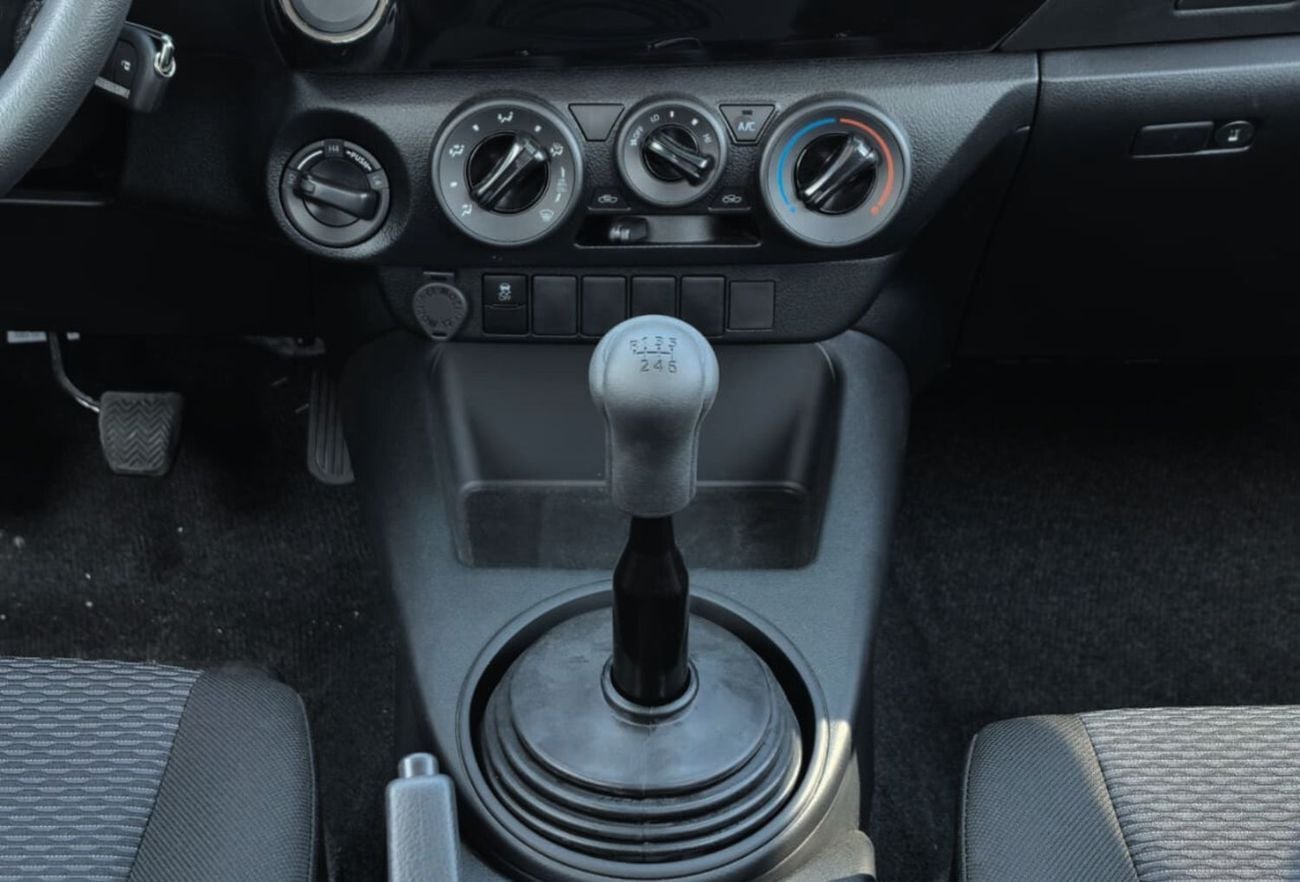 تويوتا هيلوكس TOYOTA HILUX 2.4L DIESEL 4WD MANUAL 2026 WHITE INSIDE BLACK