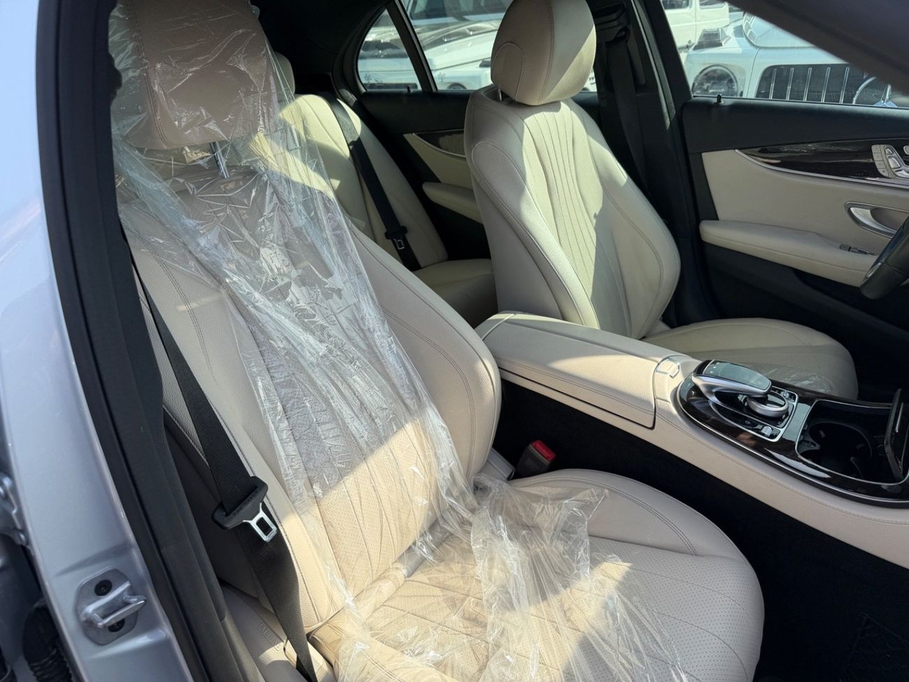 Mercedes-Benz E300 Premium 2.0L