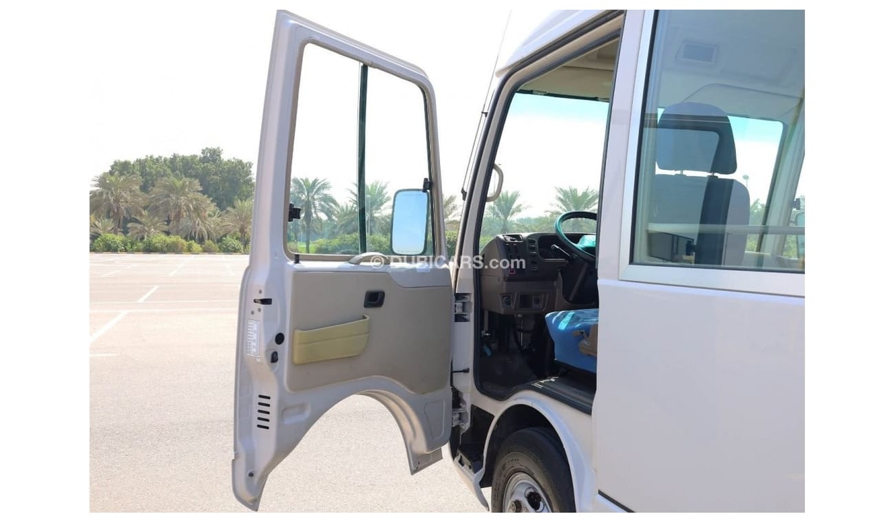 ميتسوبيشي روزا Bus | 26-Seater | Diesel | Excellent Condition | GCC