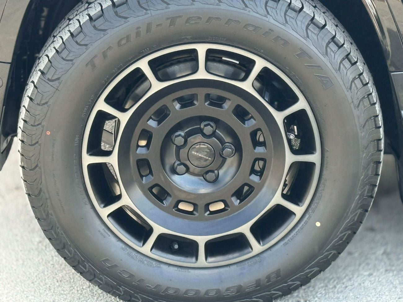 Land Rover Defender GCC SPEC UNDER WARRANTY AND SERVICE