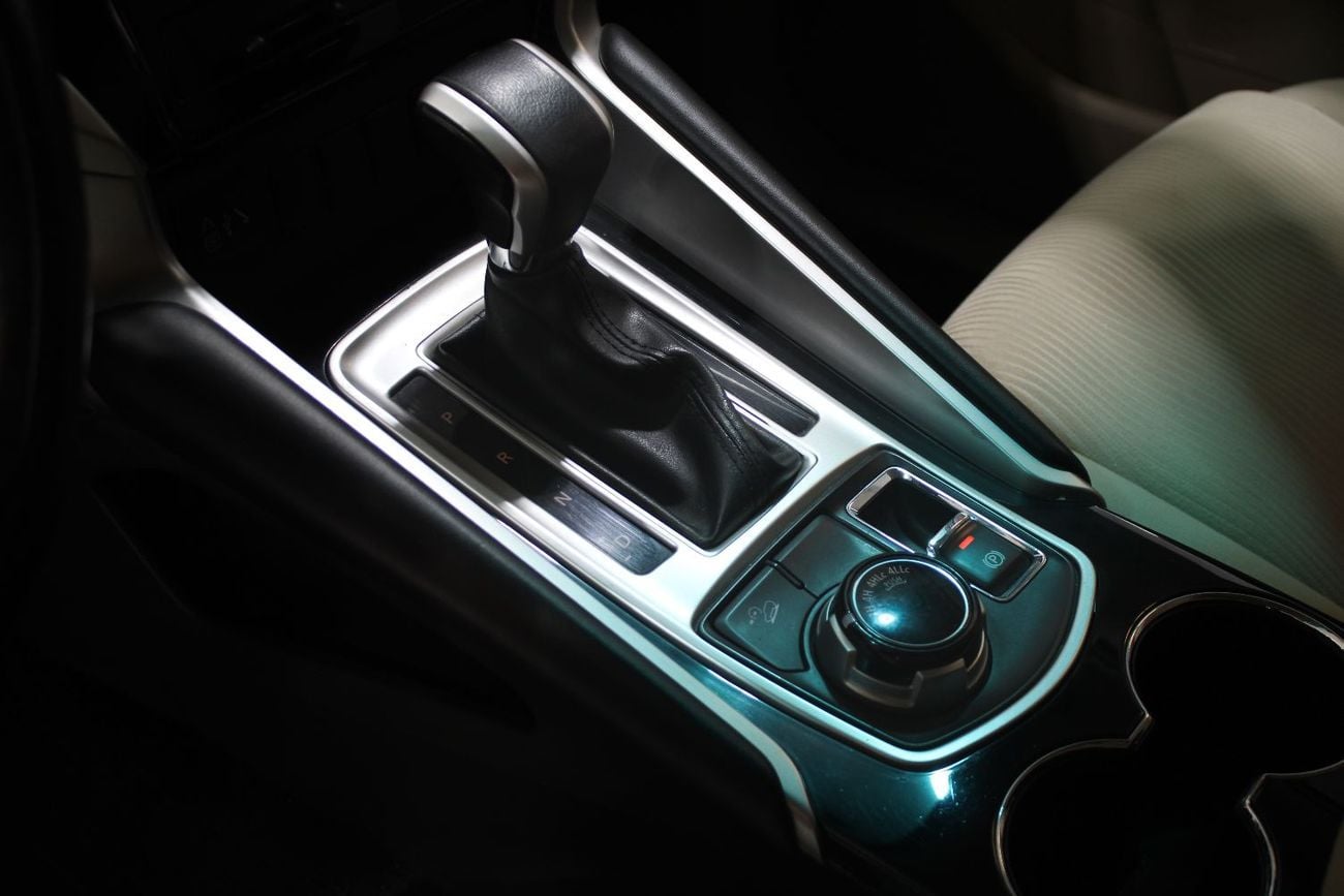 ميتسوبيشي مونتيرو سبورت GLS Premium 3.0L (7 Seater)