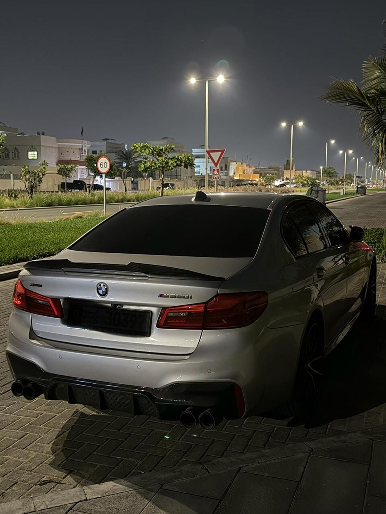 بي أم دبليو M550i Std 4.4L