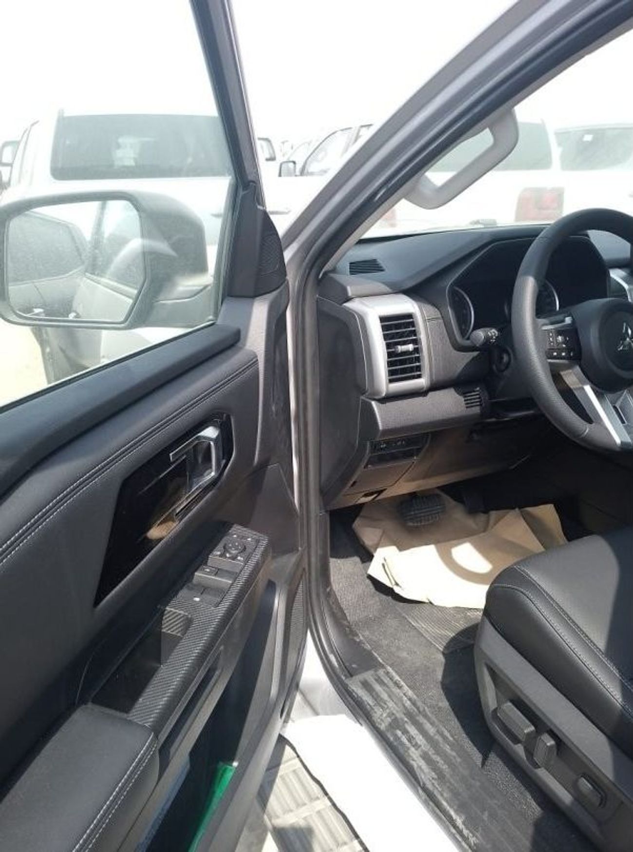 Mitsubishi L200 2.4L DIESEL FULL OPTION A/T 2024