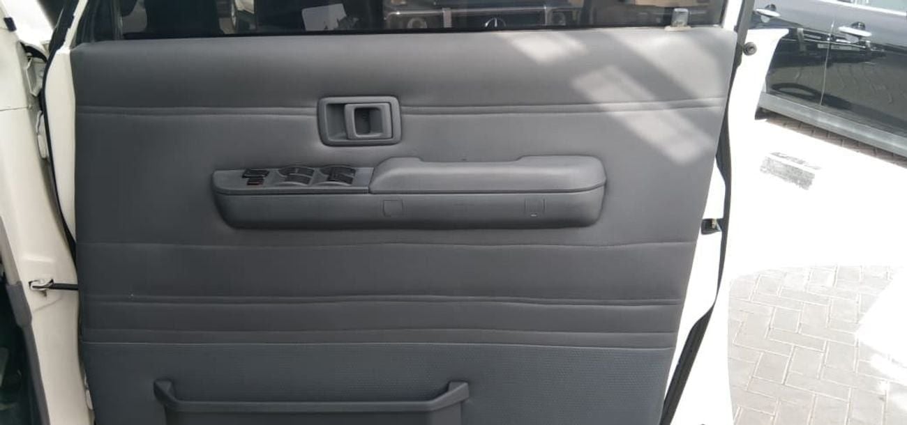 تويوتا لاند كروزر بيك آب RHD DIESEL V8 MANUAL