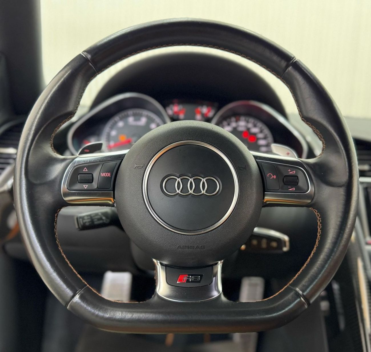 Audi R8 V8 AWD 4.2L (430 HP) 2015 Audi R8 Quattro Coupe V8, Full Service History, Carbon Fiber Package, Very