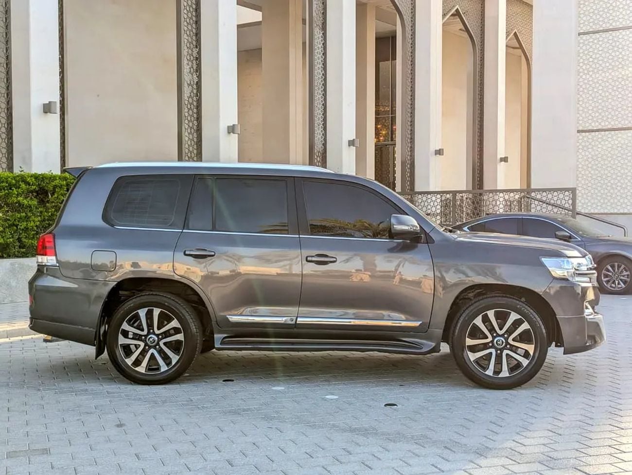 Toyota Land Cruiser GXR V8 5.7L – Top Full Option | GCC Excellent Condition Specs
