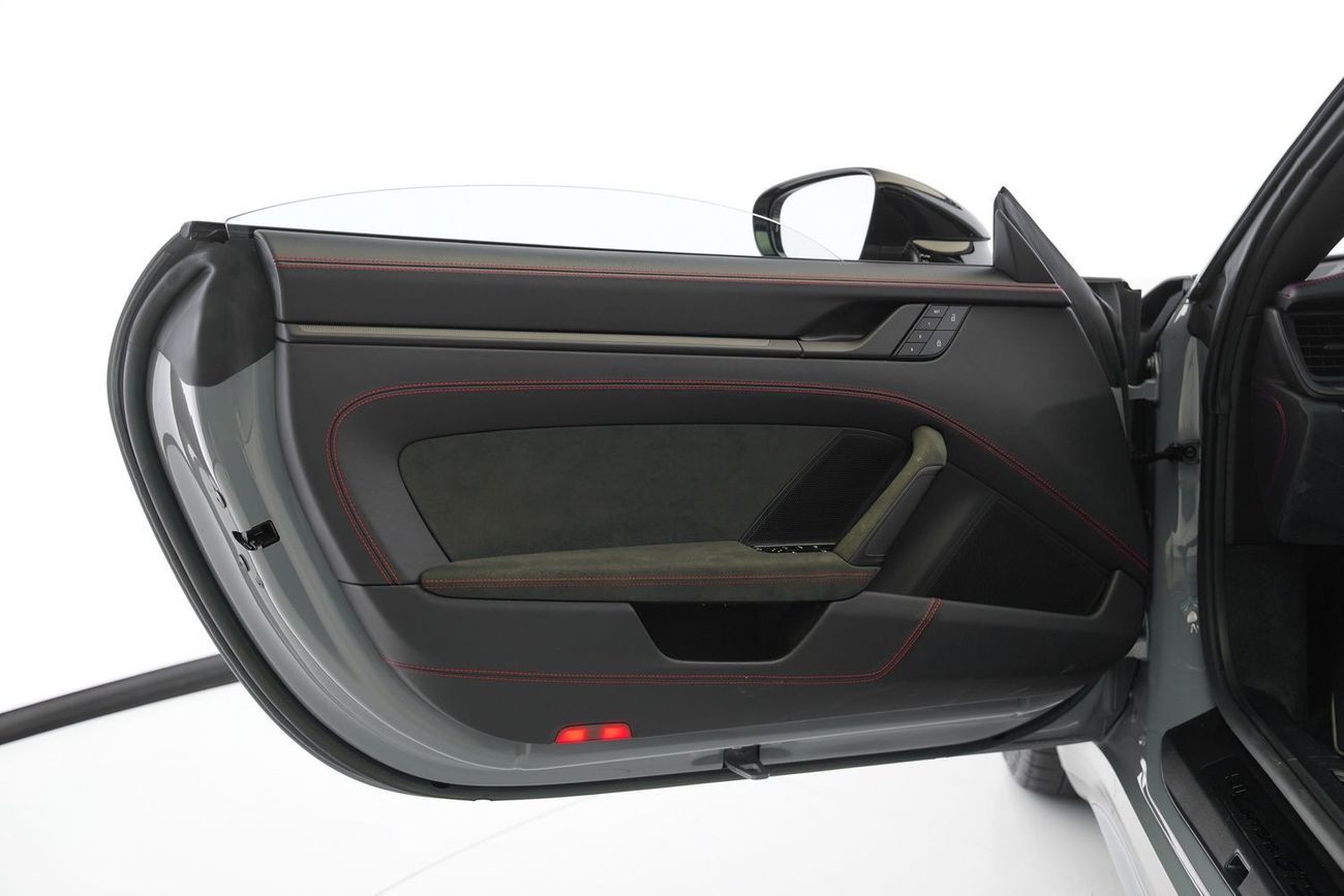 بورش 911 Carrera GTS 3.0L (475 HP) Convertible