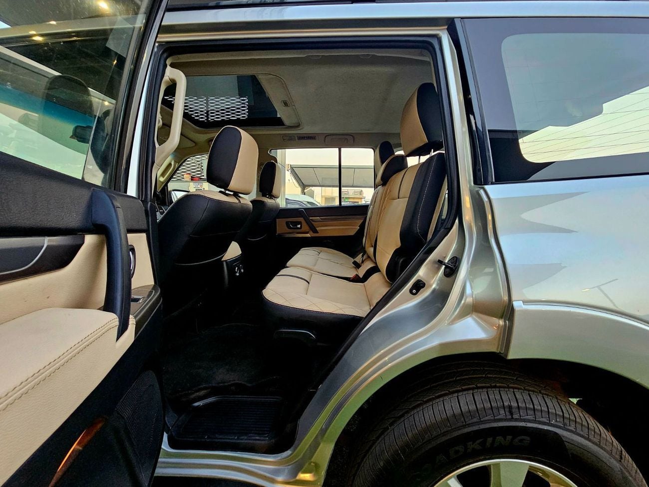 ميتسوبيشي باجيرو GLS / SUNROOF/ LEATHER / ORIGINAL PAINT/ LOW MILEAGE / SINGLE OWNER