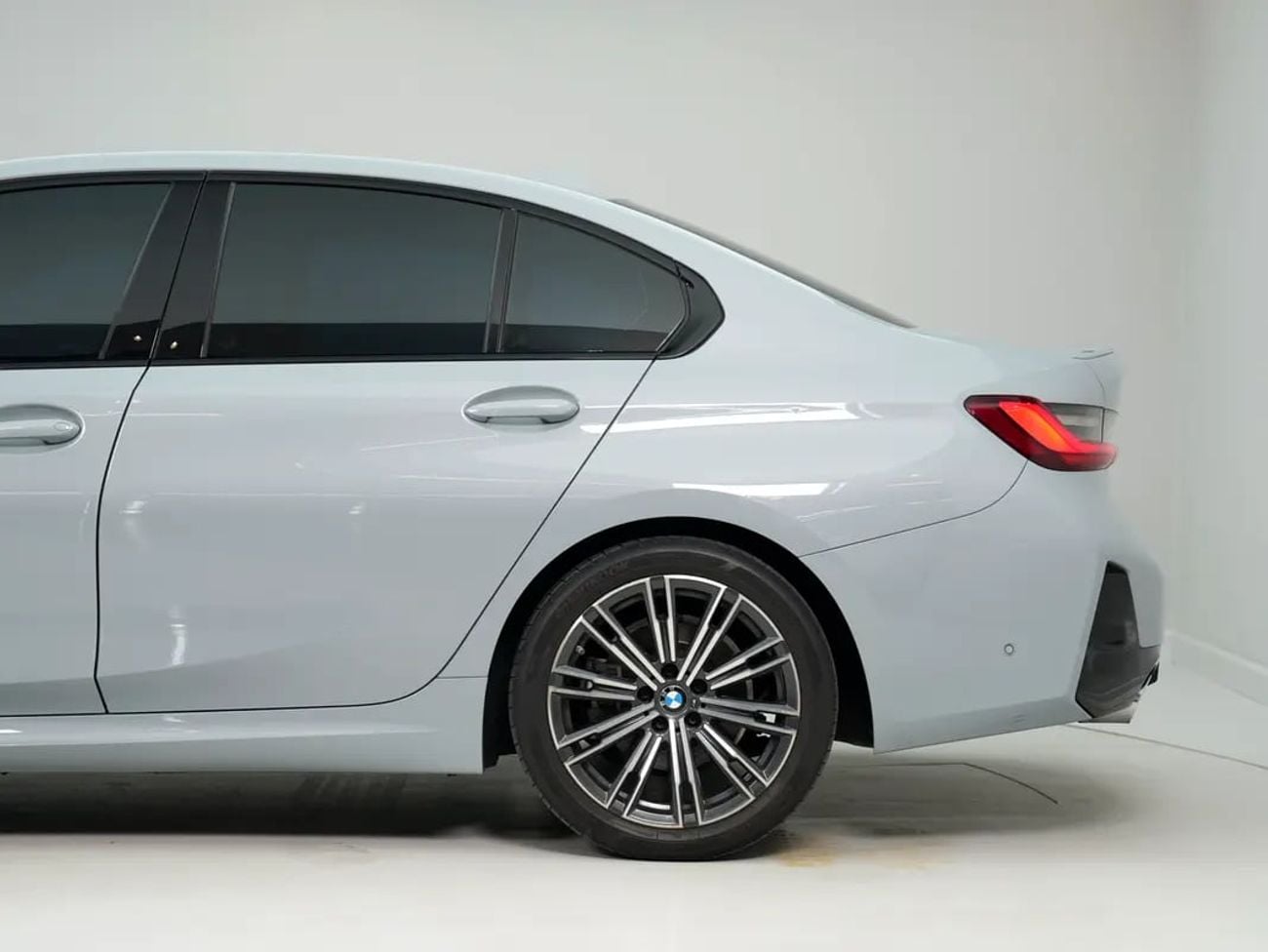 بي أم دبليو 320 M SPORT GCC specs, 320i in Perfect Condition