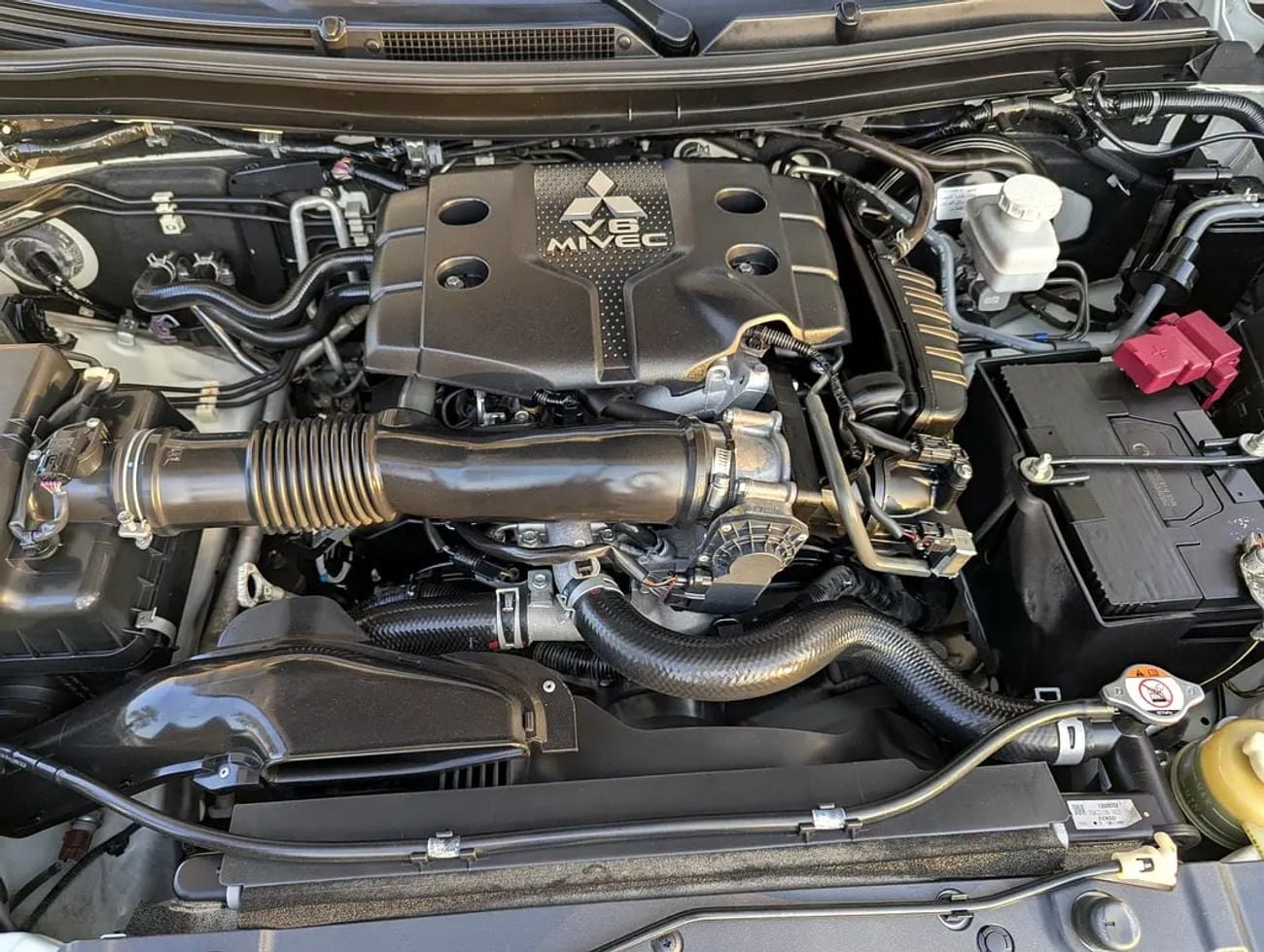 ميتسوبيشي مونتيرو سبورت GLS 4WD Top Line - GCC Specs - Like New!