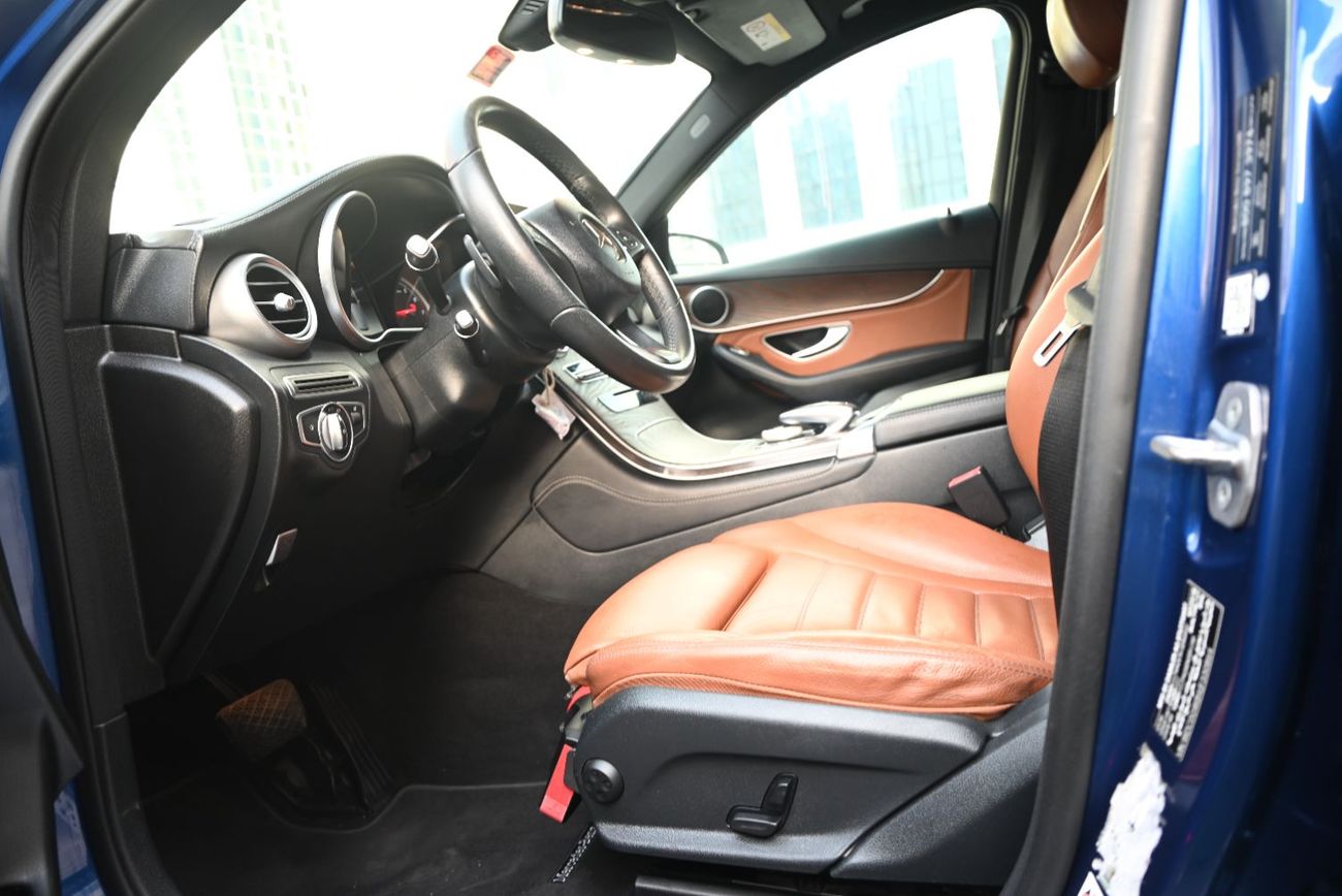 Mercedes-Benz GLC 300 4MATIC 2.0L EMI 1230 AED - GCC - MERCEDES GLC 300 4MATIC - ORIGINAL PAINT - WELL MAINTAINE