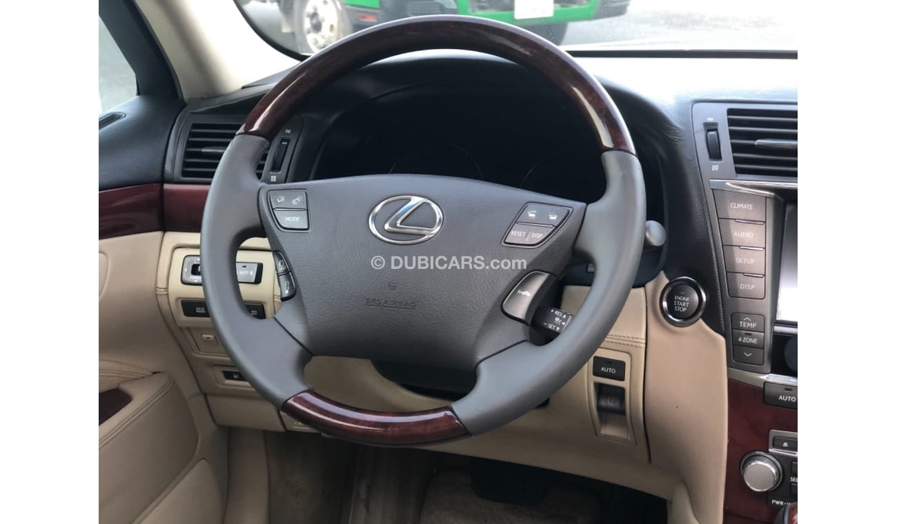 لكزس LS 460 لكزس Ls460 موديل 2012 خليجي حاله ممتازه من الداخل والخارج كراسي جلد ومثبت سرعه وتحكم كهربي كامل ونظا