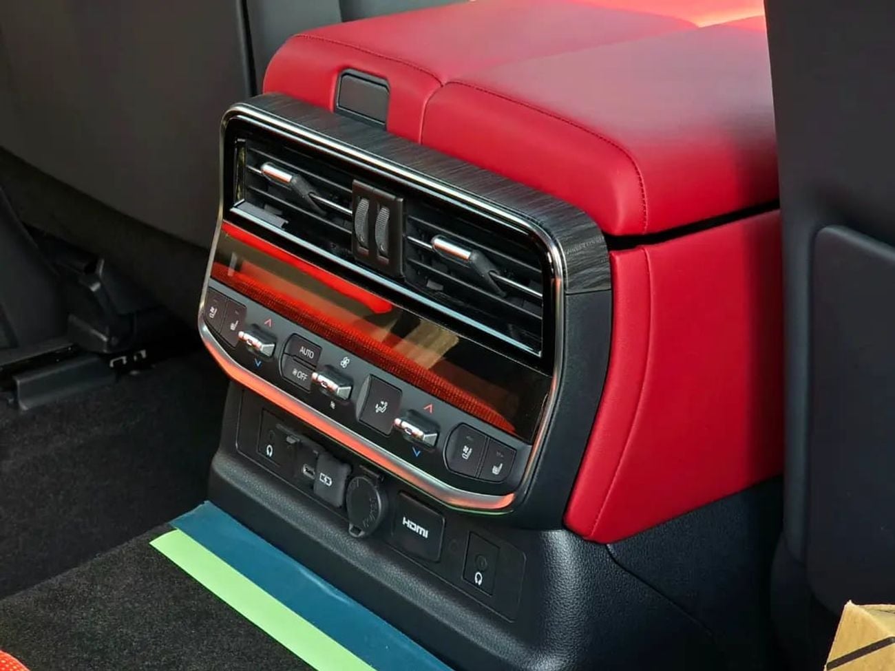 تويوتا لاند كروزر LC300 VXR - HYBRID - BLACK INSIDE BLACK RED - - GCC SPECS