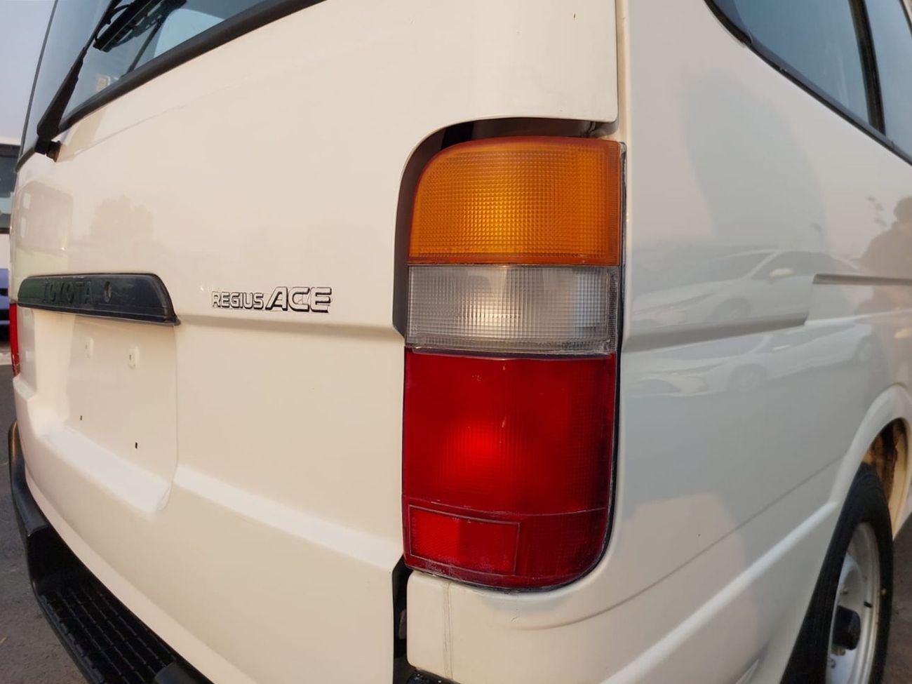 Toyota Hiace TOYOTA HIACE COMMUTER VAN RHD 2002 MODEL 3.0 L DIESEL AUTOMATIC(PM10827)