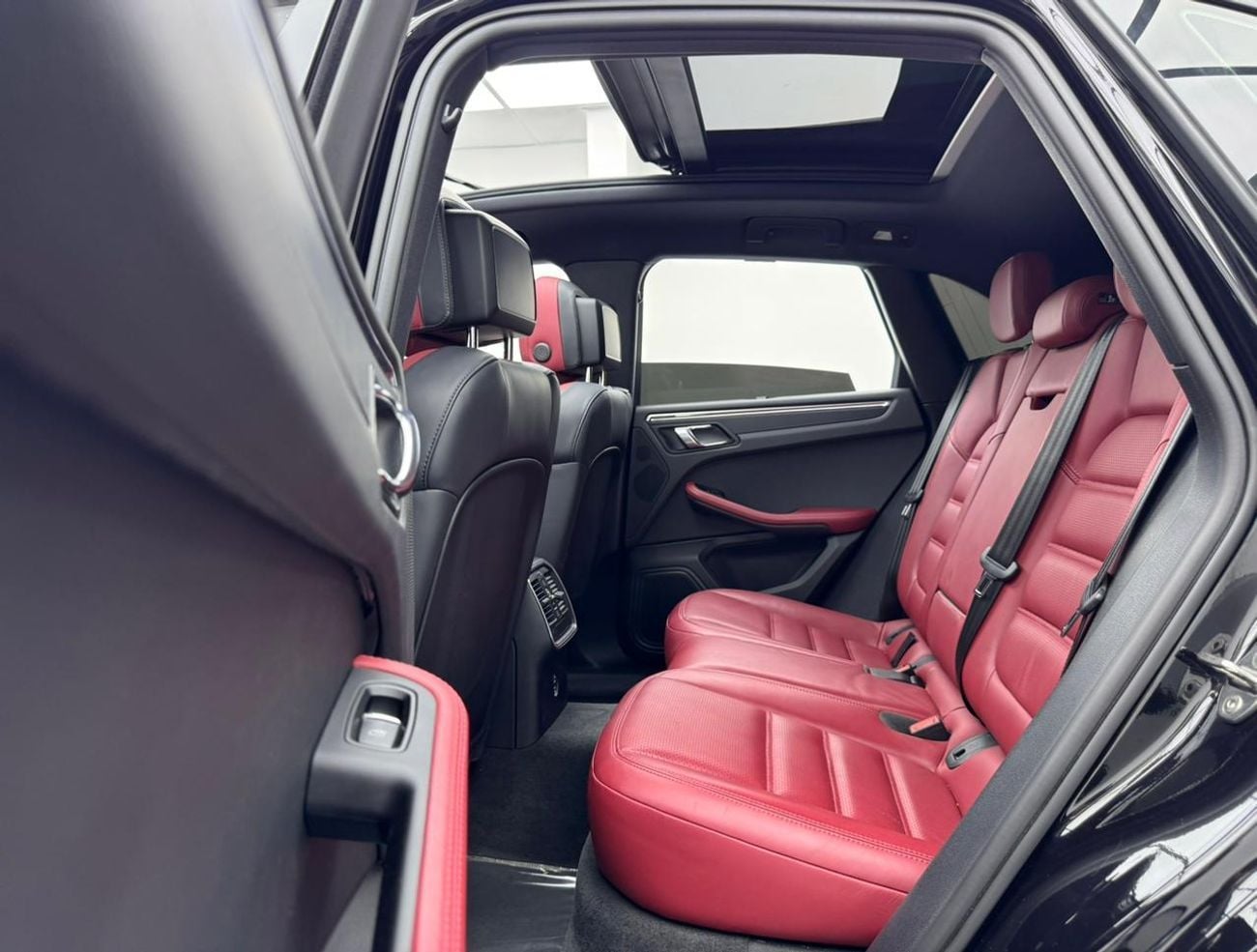 Porsche Macan T 2.0L (260 HP) 2023 Porsche Macan T, Warranty+Full Porsche Servie History, GCC