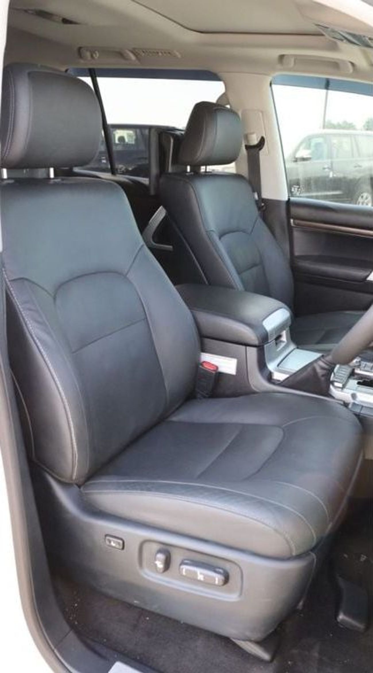 تويوتا لاند كروزر Sahara 2020 RHD Diesel V8 Full Option Top Of The Range