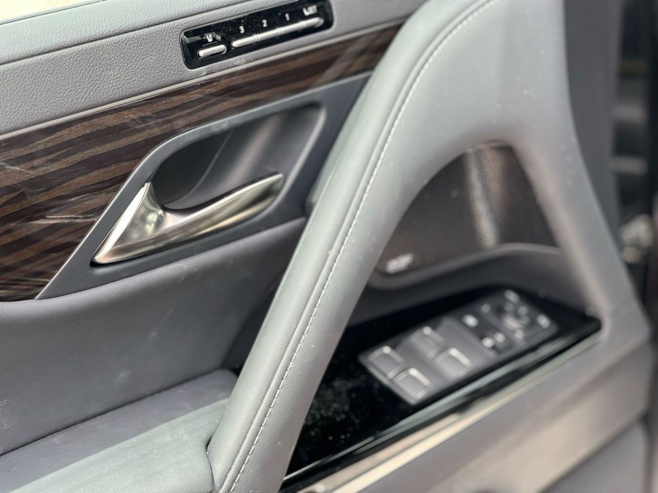 Lexus LX 600 VIP LAUNCH EDITION  w/Black Package 3.5L