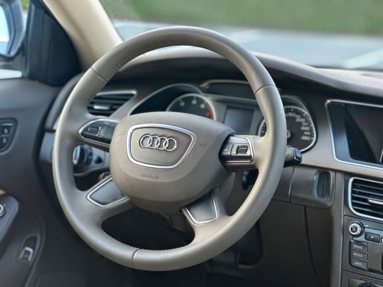 أودي A4 TFSI quattro S-لاين موديل 2015 خليجي فل مواصفات كرأسي جلد ومثبت سرعه وتحكم كهربي كأمل ونظام صوت ممتا