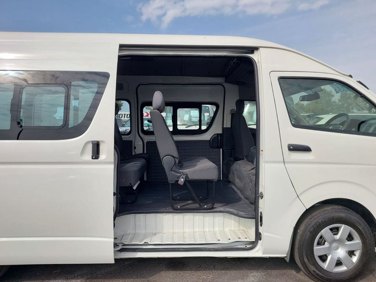 تويوتا هاياس (RAMADAN OFFER) TOYOTA HIACE COMMUTER VAN RHD 2018 MODEL 3.0 L DIESEL AUTOMATIC(PM21528)