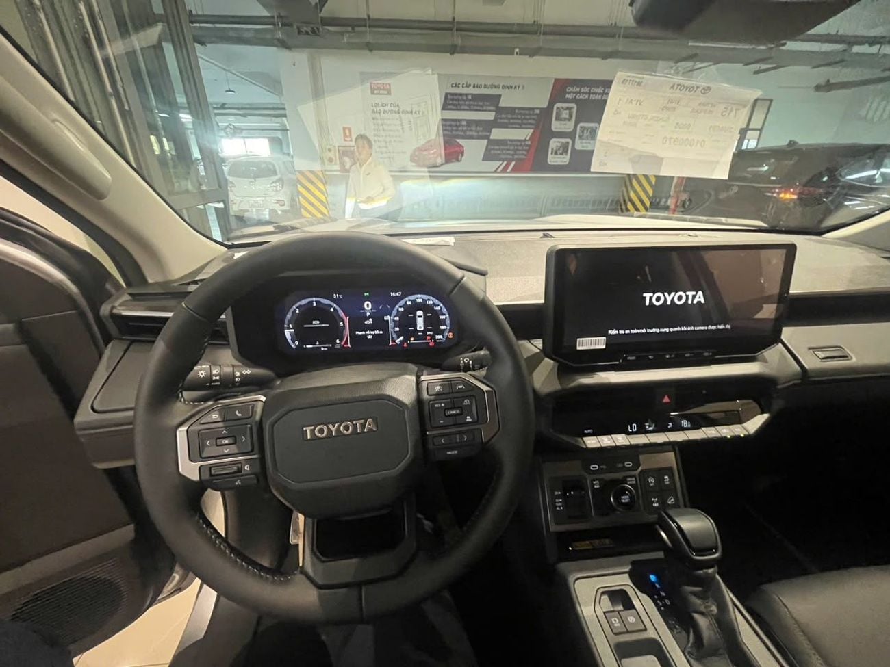 Toyota Hilux 2.8L DIESEL A/T FULL OPTION DOUBLE CABIN PICKUP