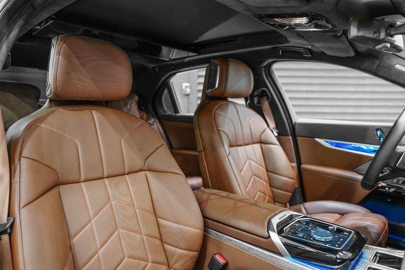 بي أم دبليو 735i M Sport Package, Executive Lounge, AGMC Warranty + Service!!