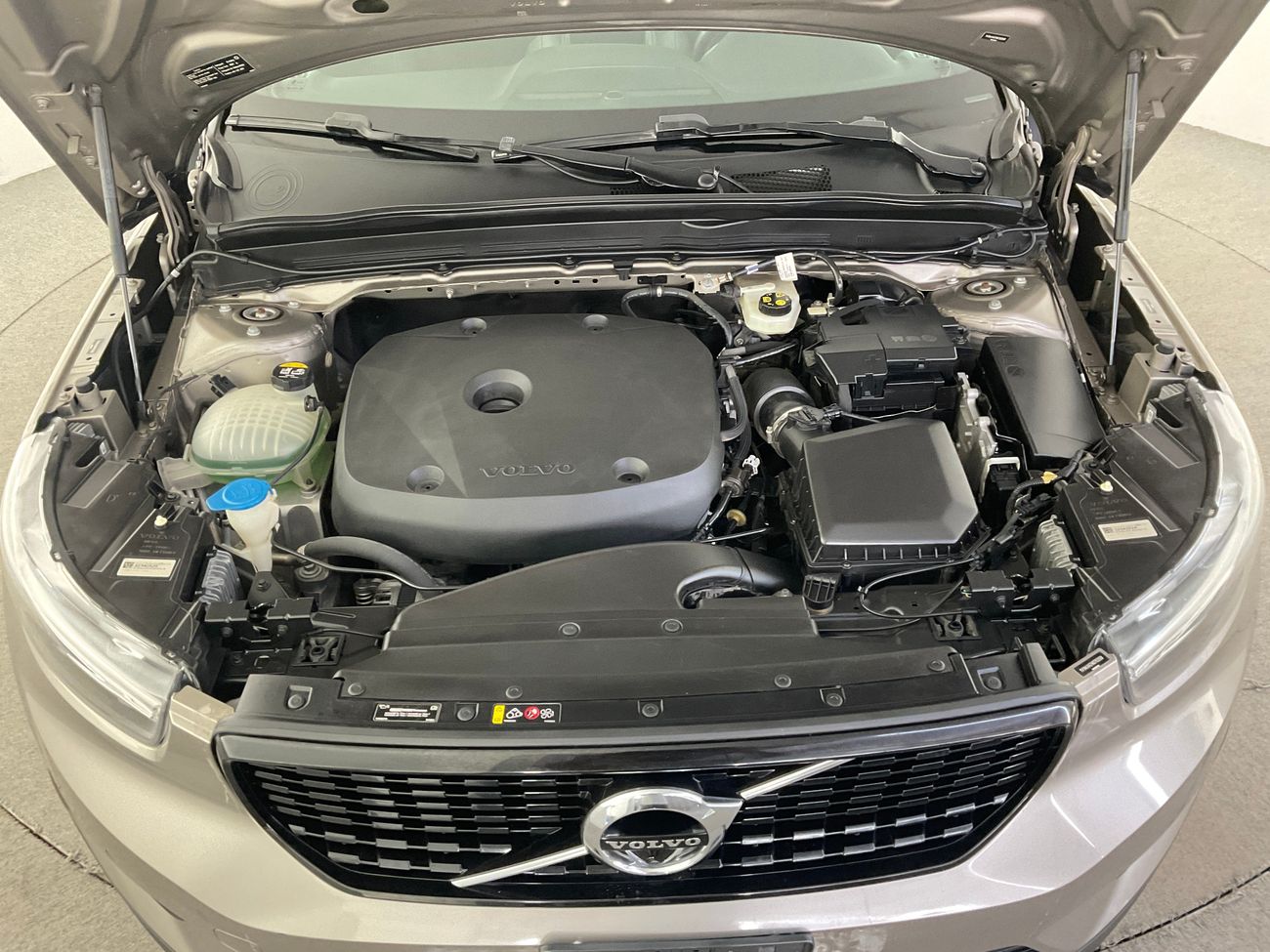 فولفو XC 40 T4 R Design | National Day Celebration | شامل الضمان | 0 ﺪﻔﻋﺓ ﺃﻮﻟﻯ