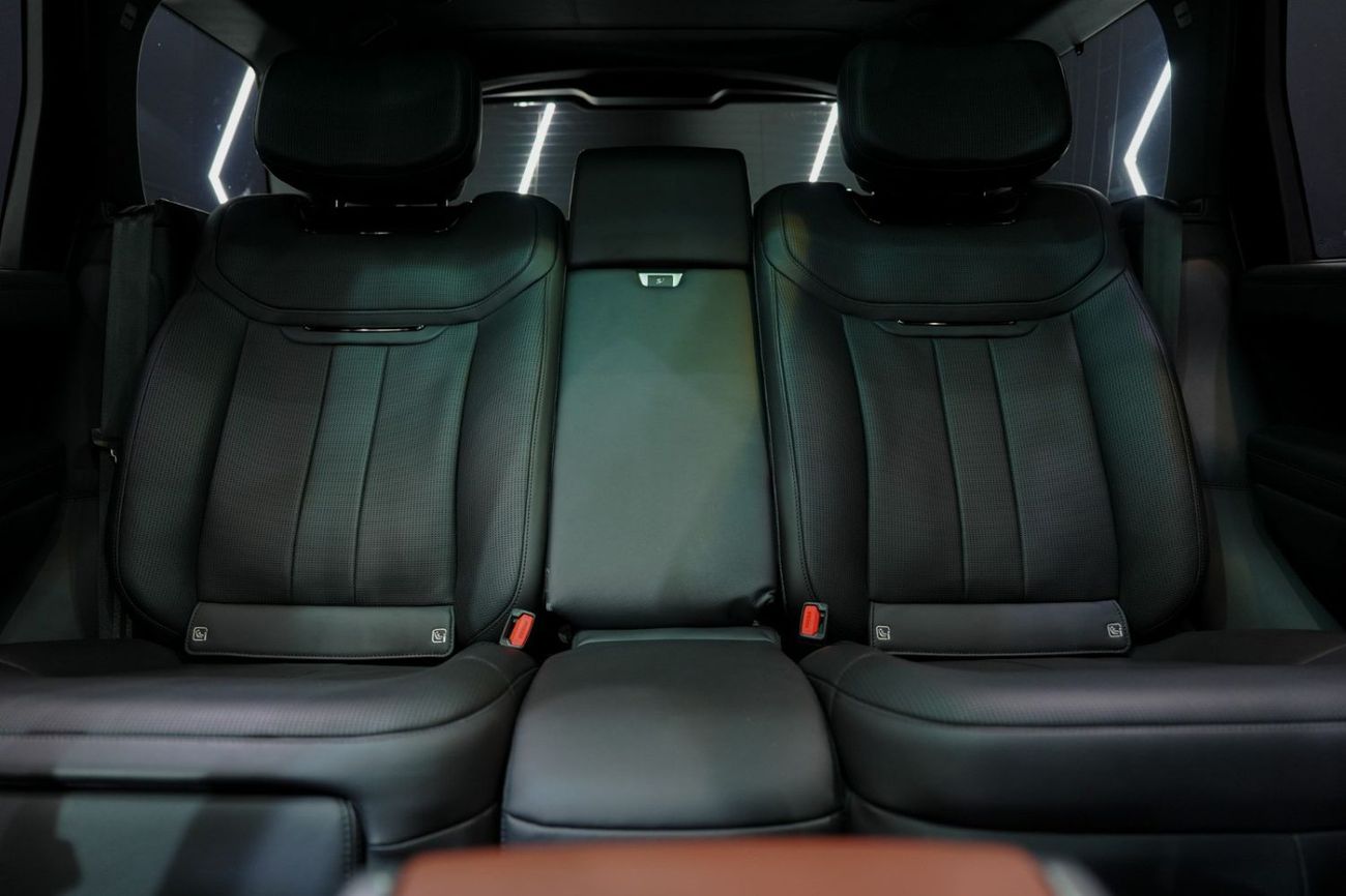 لاند روفر رينج روفر SV P530 2023 Range Rover Vogue SV, Rear Entertainment Display,Two-Tone Interior, Al Tayer Warranty + Service