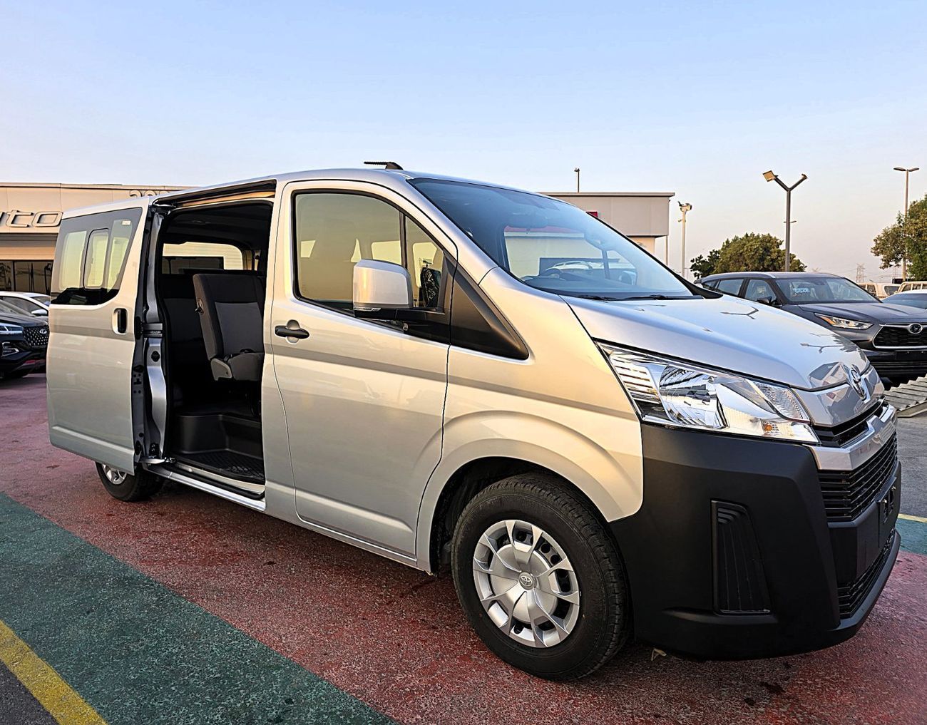 Toyota Hiace Toyota Hiace Std Roof Newshap 2.8l Diesel M/T 15 Seats White Color 2025 Model