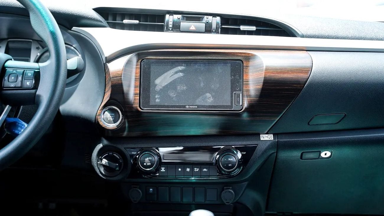 Toyota Hilux SR5 (NON GCC) Brand 2.7 A/T FULL OPTION PUSH START Double Cab GLX | GCC Specs