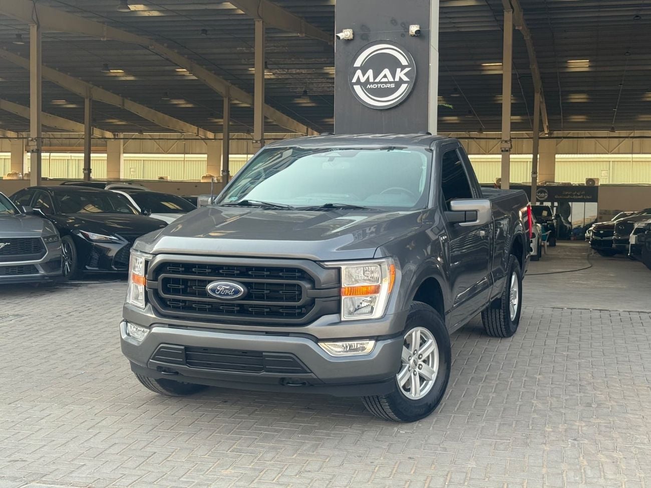 فورد F 150 XLT محرك V8 سعة 5.0 لتر / دفع رباعي / رادار / مساعد الطريق / لوحة عدادات إلكترونية / شاشة كبيرة