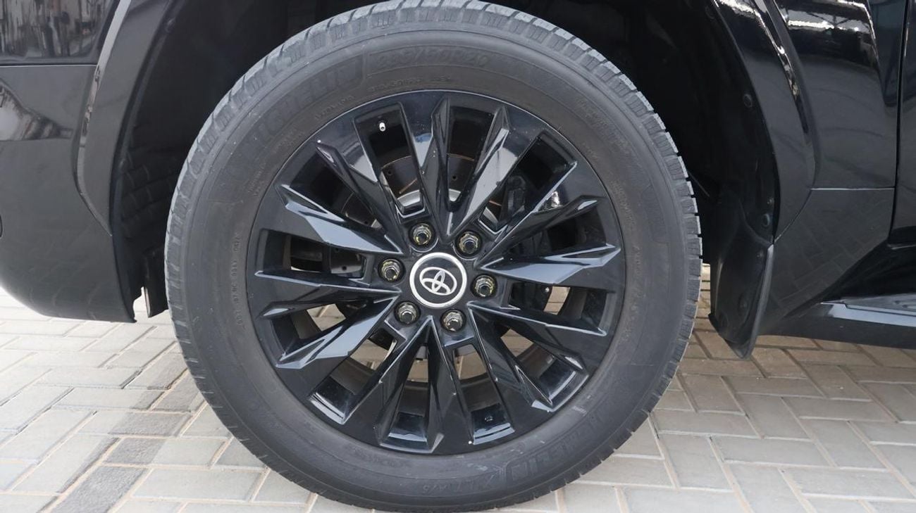 Toyota Land Cruiser BLACK EDITION Well Maintained . Original Mileage. Still under Service Contract  to 125000 KMs. Al Futtaim Warranty