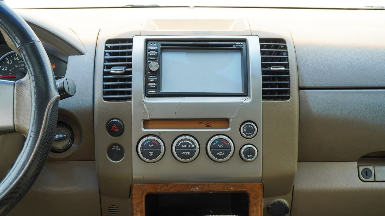 Nissan Pathfinder LE