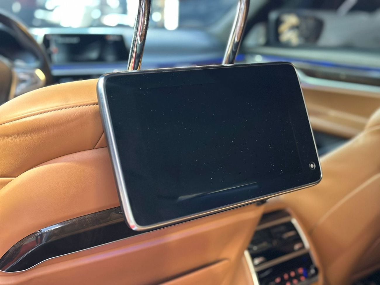 بي أم دبليو 750Li xDrive 4.4L (523 HP)