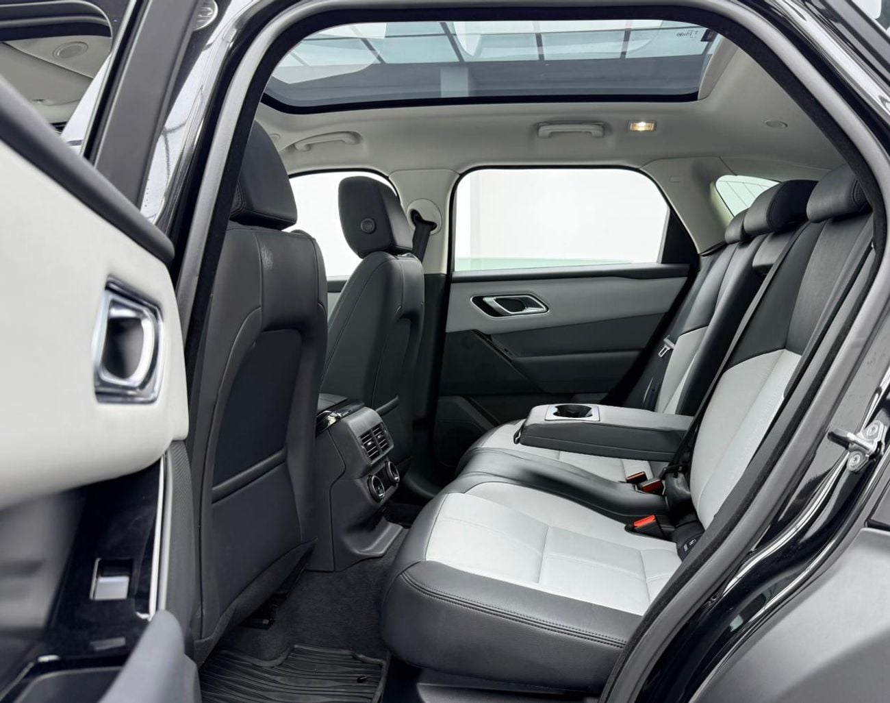لاند روفر رينج روفر فيلار COMFORTLINE Dynamic SE P250 2.0L 2025 Range Rover Velar P250 Dynamic SE, 2029 RR Warranty + Service